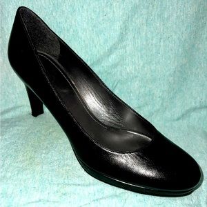 Stuart Weitzman NWOT Round Toe Platform Size 9M Black Heels